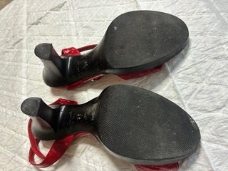 Sandalias de tacón rojas de piel