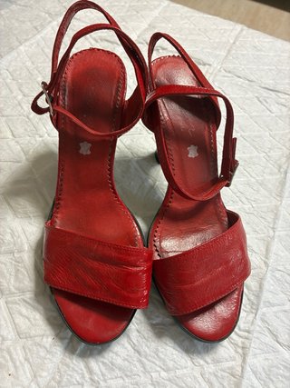 Sandalias de tacón rojas de piel
