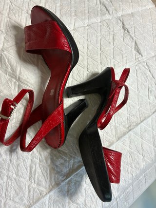 Sandalias de tacón rojas de piel