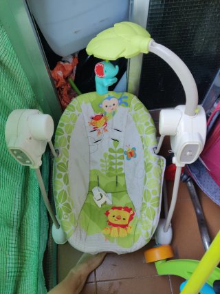 Columpio para bebé con música y juguetes