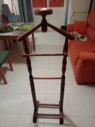 Perchero de madera oscuro