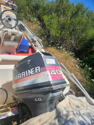 Barca planeadora para pesca y recreo