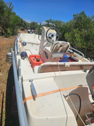 Barca planeadora para pesca y recreo