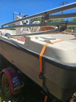 Barca planeadora para pesca y recreo