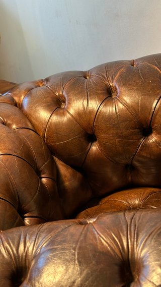 Sillón Chester Capitone completo Cuero Marrón