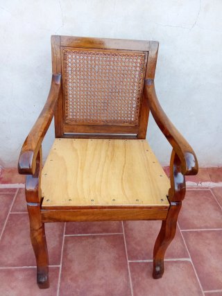 Poltrona antica in legno e rattan