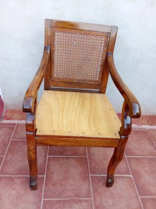 Poltrona antica in legno e rattan