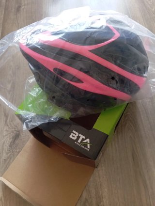 Casco de bicicleta BTA negro y rosa