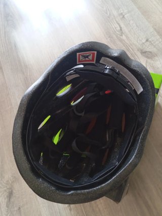 Casco de bicicleta BTA negro y rosa