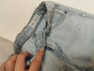 Pantalón de rayas y shorts vaqueros con bordados,