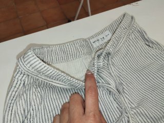 Pantalón de rayas y shorts vaqueros con bordados,