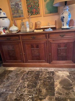 Muebles comedor madera maciza.  Aparador y vitrina