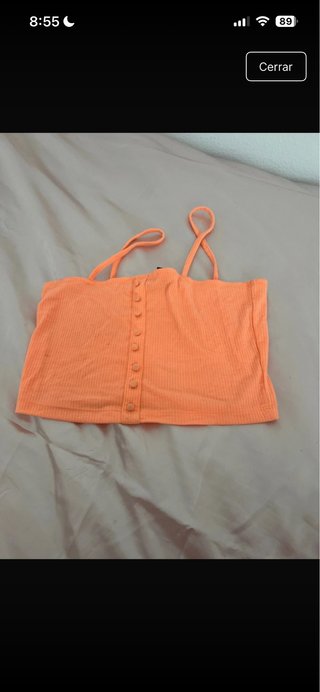 Camiseta naranja con botones
