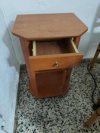 Mesa auxiliar de madera