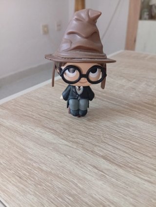 Muñeco Harry Potter con sombrero seleccionador
