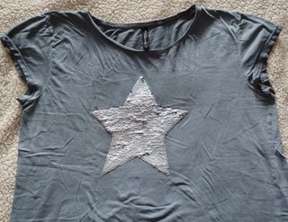 Camiseta azul con estrella plateada