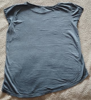 Camiseta azul con estrella plateada