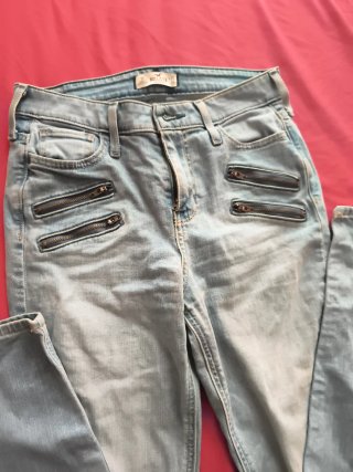 Pantalón vaquero Hollister con cremalleras