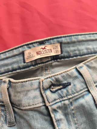 Pantalón vaquero Hollister con cremalleras