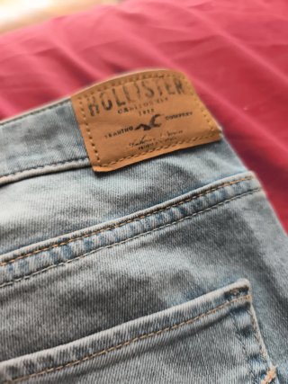 Pantalón vaquero Hollister con cremalleras