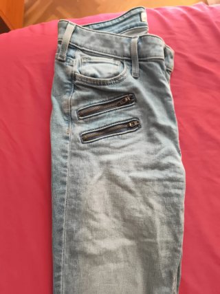 Pantalón vaquero Hollister con cremalleras