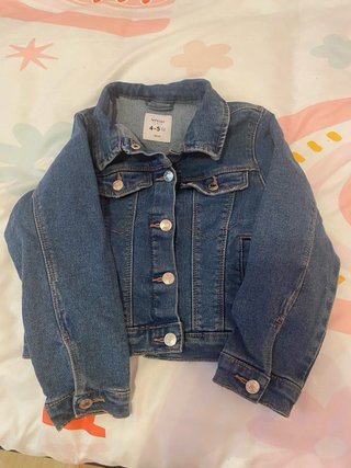 Chaqueta tejana bordada con letra V