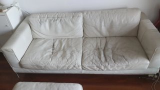 Sofá y puff de piel beige