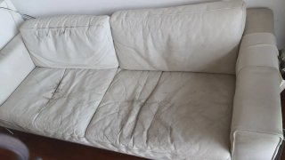 Sofá y puff de piel beige