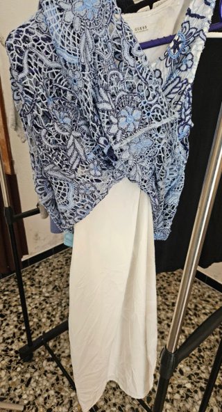 Vestido Guess encaje floral azul y blanco