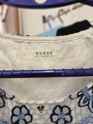 Vestido Guess encaje floral azul y blanco