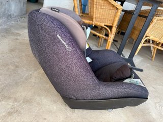 Silla de coche Bébé Confort y base para el coche