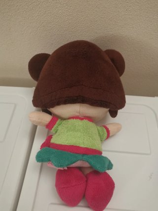 Peluche bambina con cappello marrone