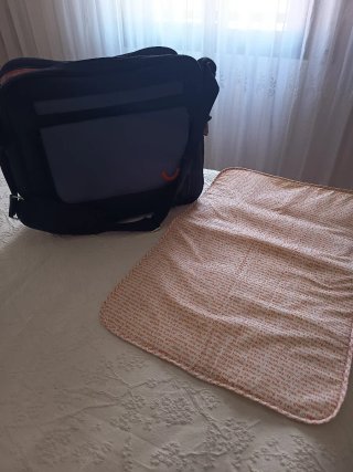 Bolso de bebé negro y gris