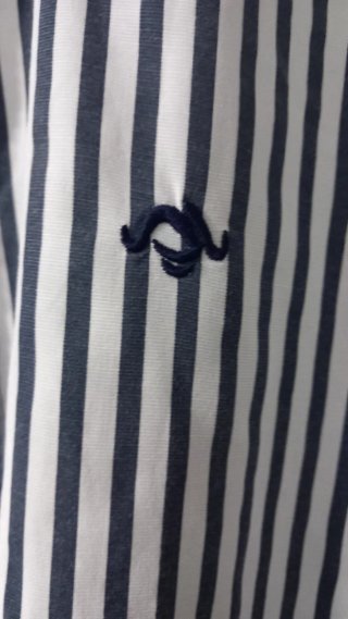 Camisa de rayas azul y blanca