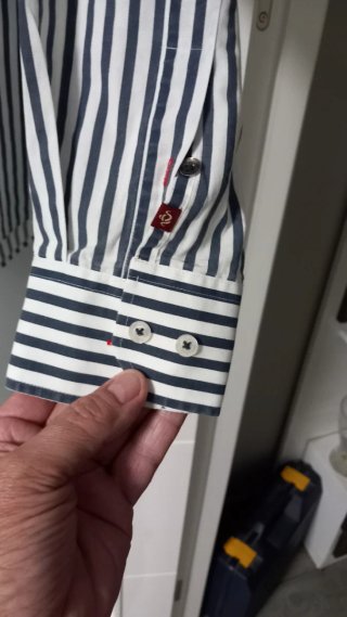 Camisa de rayas azul y blanca