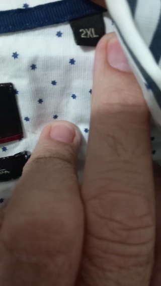 Camisa de rayas azul y blanca