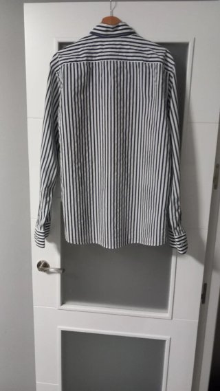 Camisa de rayas azul y blanca