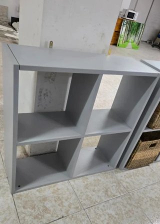 Estantería modular gris con cesto
