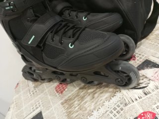 Patines en línea negros con bolsa