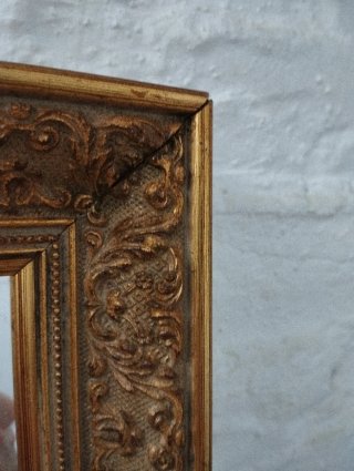 Espejo antiguo dorado con marco tallado