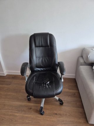Silla de oficina ergonómica negra.