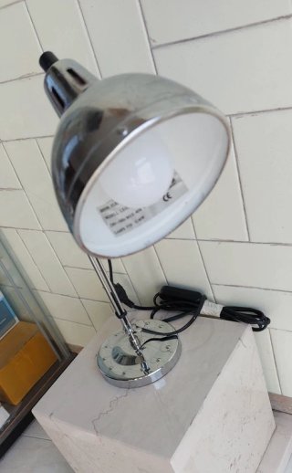 Lampada da tavolo snodabile in metallo