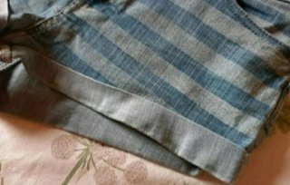Pantalones cortos de rayas azules y blancas