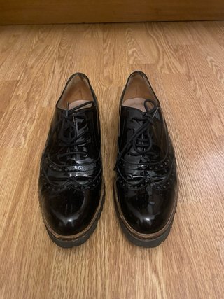 Zapatos negros charol con cordones