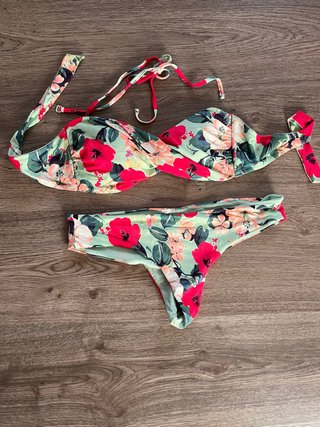 Bikini Oysho floral verde y fucsia
