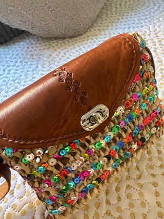 Bolso de rafia con lentejuelas