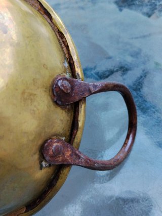 Cazuela latón con asas forja