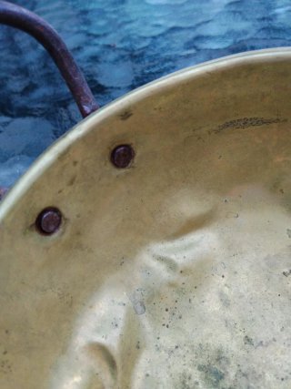 Cazuela latón con asas forja