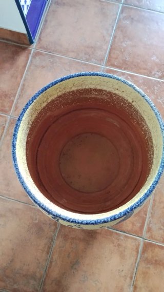 Macetero de cerámica con pie de madera