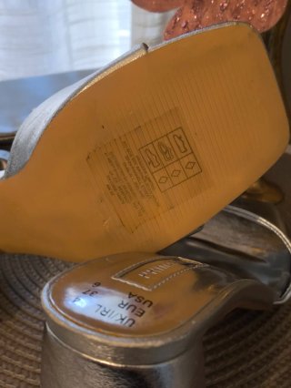 Sandalias de tacón doradas y plateadas